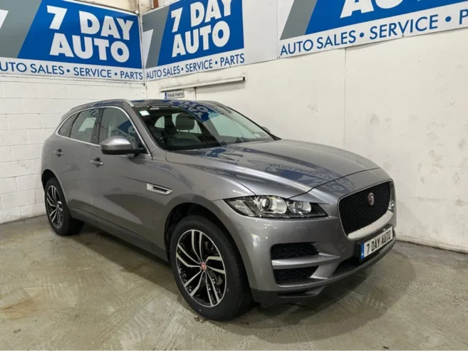 Jaguar F- PACE Chequered Flag PAN Roof Auto