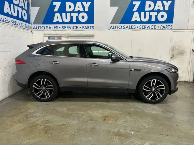 Jaguar F- PACE Chequered Flag PAN Roof Auto