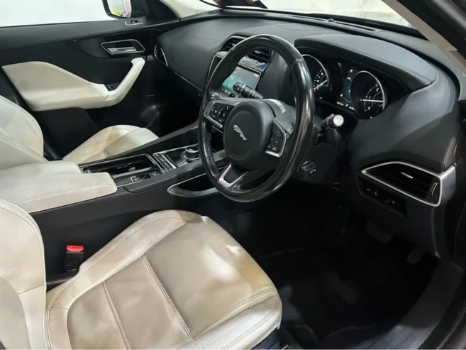 Jaguar F- PACE Chequered Flag PAN Roof Auto