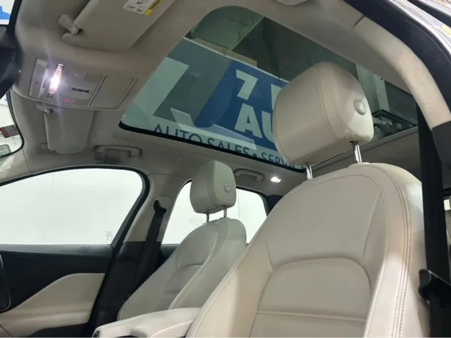 Jaguar F- PACE Chequered Flag PAN Roof Auto