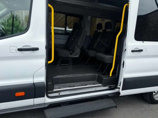 2017 (172)ford transit trend 17seater minibus.