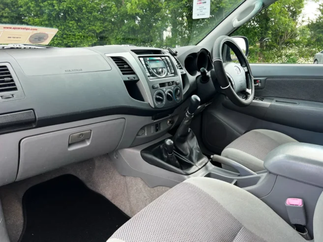 CLEAN TOYOTA HILUX RC 2.5 D4D SR5 DOUBLE CAB 2012